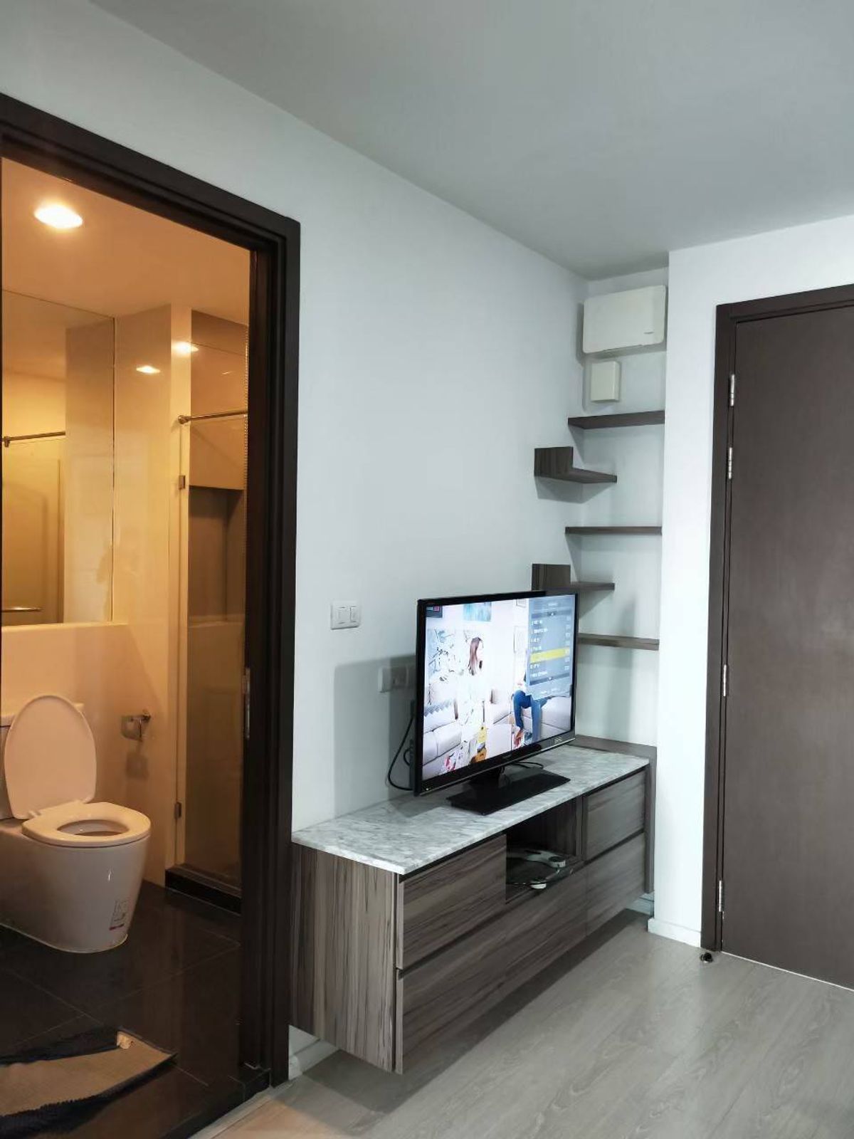 ให้เช่าคอนโดสาทร นราธิวาส : ให้เช่า RHYTHM SATHORN NARATHIWAS 600ม. BTS ช่องนนทรี เดือนละ 18,000บ. ขนาด1ห้องนอน 35 ตรม. ชั้น 18 วิวสวยหน้าโครงการ รวมที่จอดรถ1คัน ติดต่อ 0954935293 เเละ ไลน์ไอดี  jubilojoy1 ได้ตลอด 24 ชม.