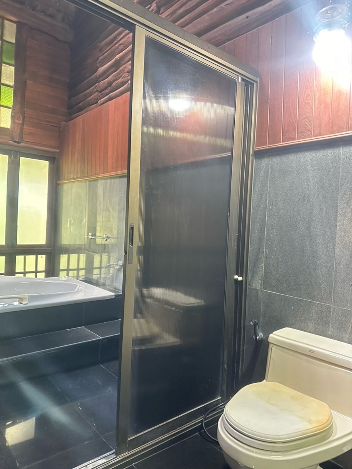 For SaleHouseChiang Mai : Land for sale with buildings, 3 houses, 5-0-28 rai, located on a hill.  The front is on the back road next to the stream. Cool weather The stream has water flowing throughout the year.  Light, Doi Saket, Chiang Mai, convenient to travel.