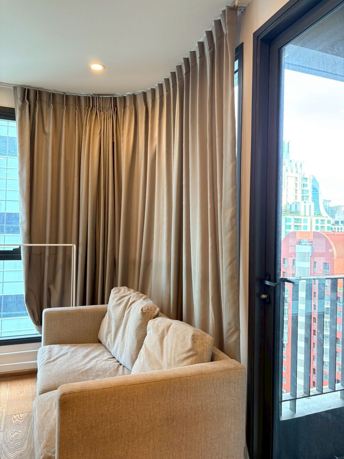 ให้เช่าคอนโดราชเทวี พญาไท : Condo for RENT : Q Chidlom-Petchburi Location Size :  35 Sqm.  Type:  1 bedroom 1 bathroom  Floor:  22nd   Fully furnished with electric appliances.