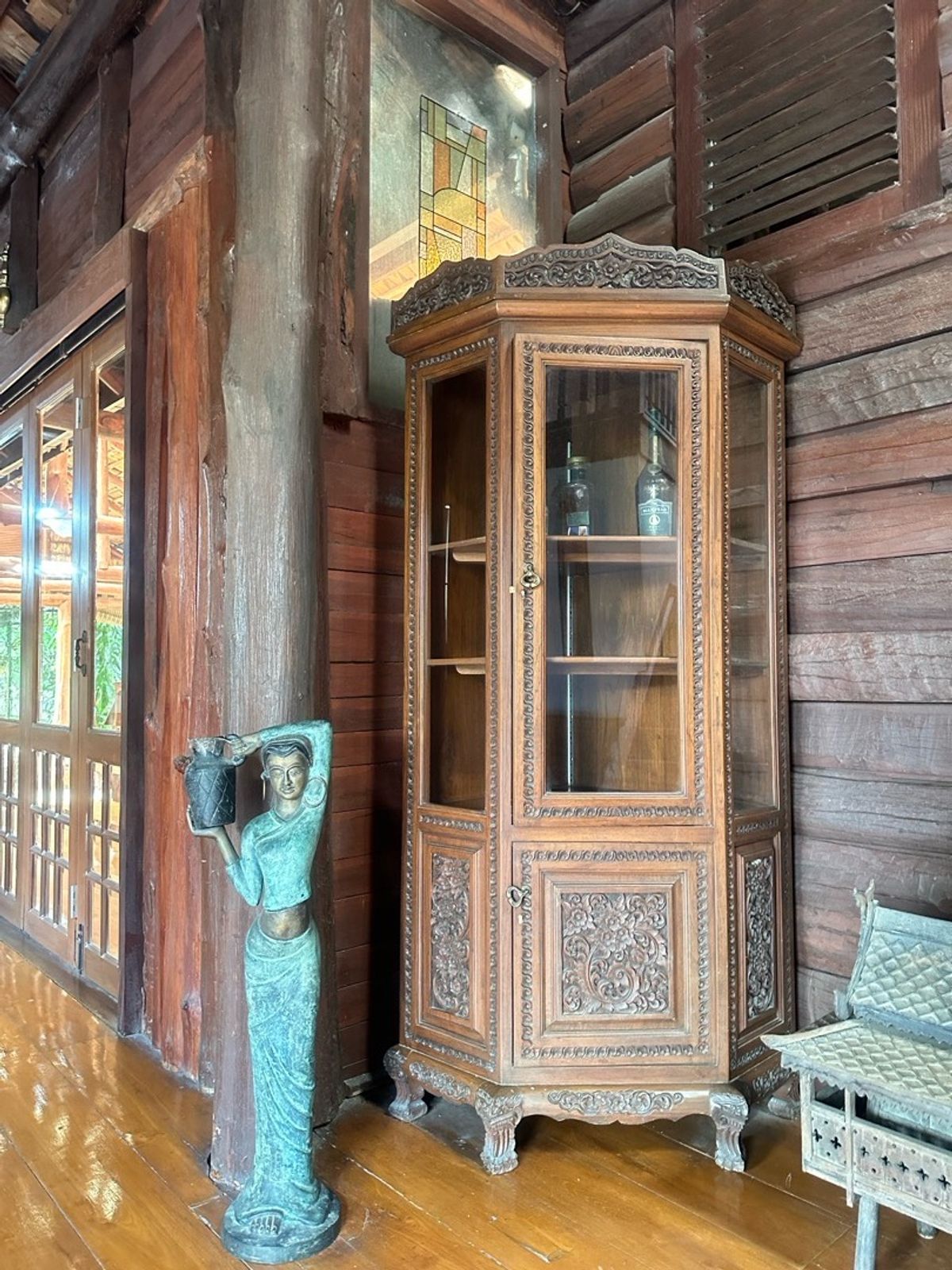 For SaleHouseChiang Mai : Land for sale with buildings, 3 houses, 5-0-28 rai, located on a hill.  The front is on the back road next to the stream. Cool weather The stream has water flowing throughout the year.  Light, Doi Saket, Chiang Mai, convenient to travel.