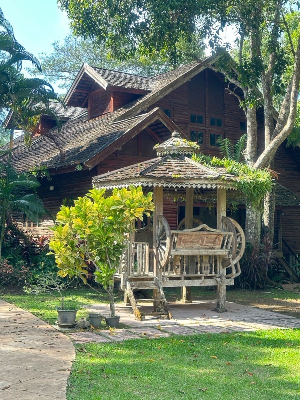 For SaleHouseChiang Mai : Land for sale with buildings, 3 houses, 5-0-28 rai, located on a hill.  The front is on the back road next to the stream. Cool weather The stream has water flowing throughout the year.  Light, Doi Saket, Chiang Mai, convenient to travel.