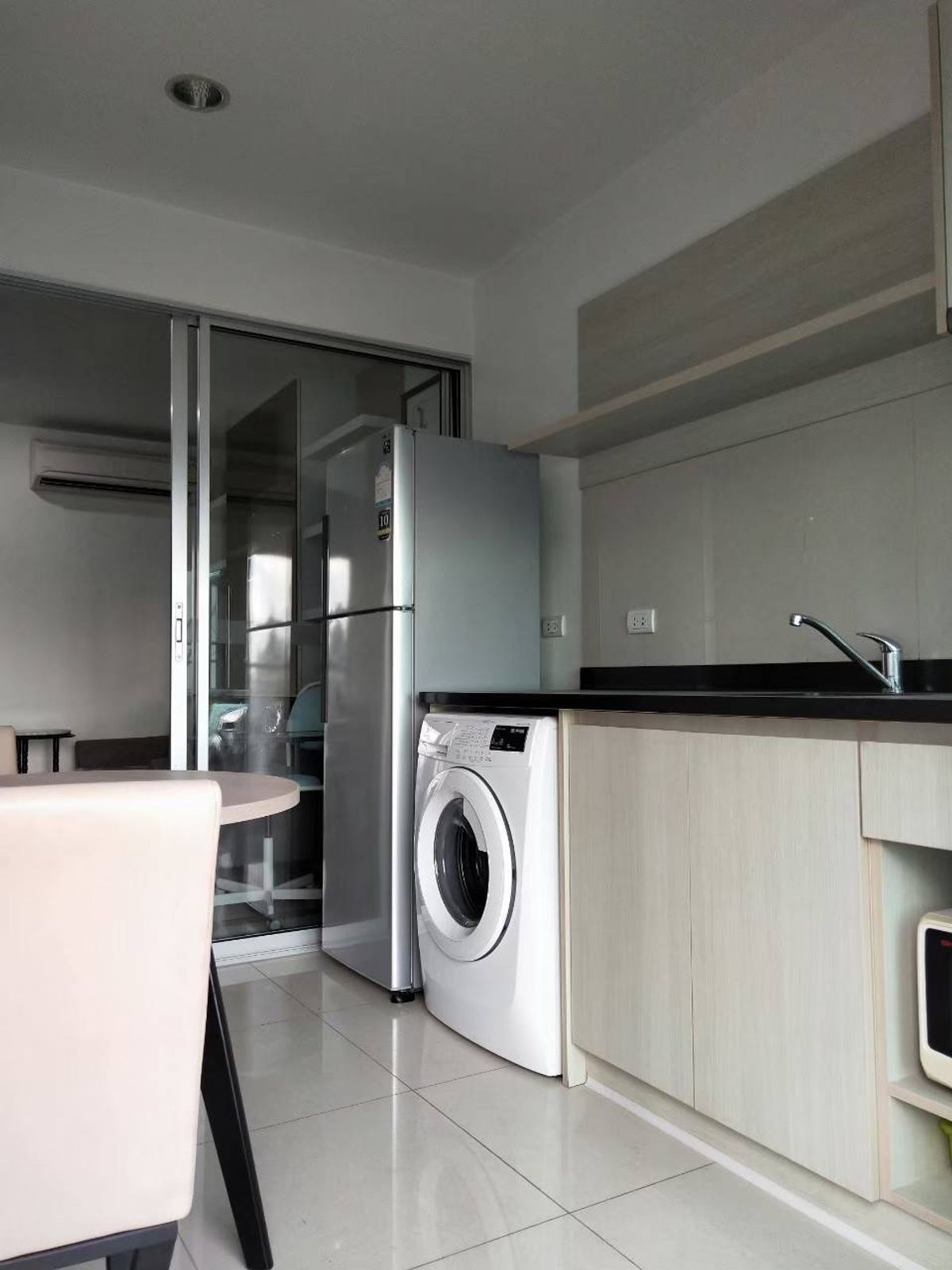 ให้เช่าคอนโดสาทร นราธิวาส : ให้เช่า RHYTHM SATHORN NARATHIWAS 600ม. BTS ช่องนนทรี เดือนละ 18,000บ. ขนาด1ห้องนอน 35 ตรม. ชั้น 18 วิวสวยหน้าโครงการ รวมที่จอดรถ1คัน ติดต่อ 0954935293 เเละ ไลน์ไอดี  jubilojoy1 ได้ตลอด 24 ชม.