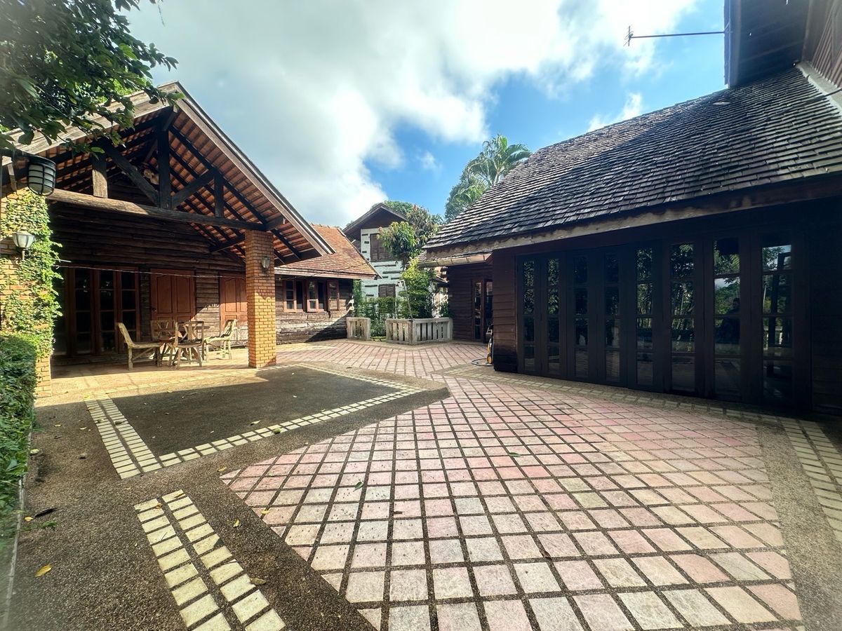 For SaleHouseChiang Mai : Land for sale with buildings, 3 houses, 5-0-28 rai, located on a hill.  The front is on the back road next to the stream. Cool weather The stream has water flowing throughout the year.  Light, Doi Saket, Chiang Mai, convenient to travel.