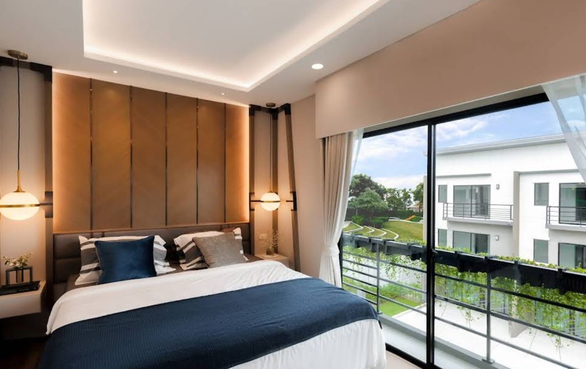 For RentTownhomeRama5, Ratchapruek, Bangkruai : A luxury townhome with a lush atmosphere,behind The Walk Ratchapruek, a 5-minute drive to Central Westville.