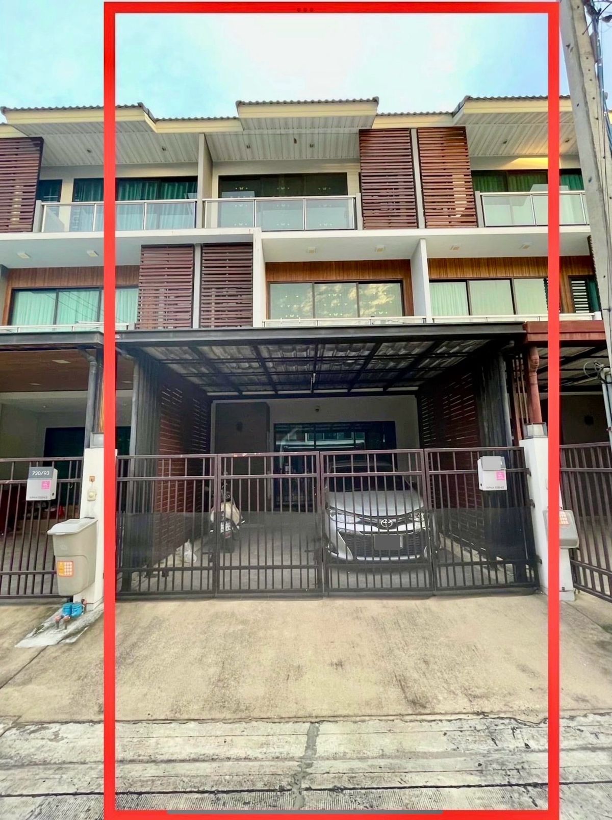 For SaleHouseLadprao101, Happy Land, The Mall Bang Kapi : Urgent Sale! Special Price – 3-Storey Townhome at Supalai Essence Ladprao | Prime Location Near MRT Ladprao 101, Modern Design, Functional Layout, Ideal for Living or Home Office Use