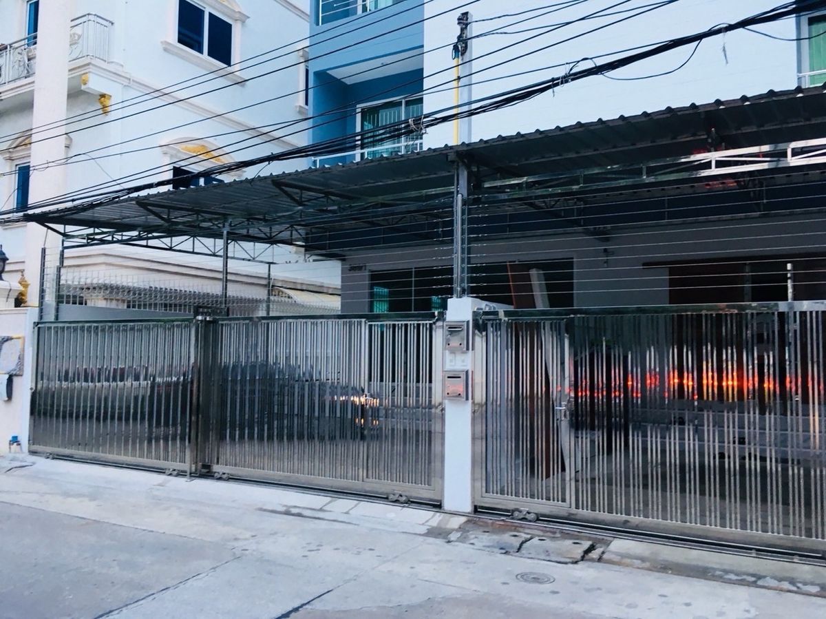 ให้เช่าโฮมออฟฟิศรัชดา ห้วยขวาง : โฮมออฟฟิศรัชดา ติดถนนมีรถเข้าออกตลอดเวลาเพราะเป็นทางผ่านรถเข้าออกหลายเส้นทาง ให้เช่า