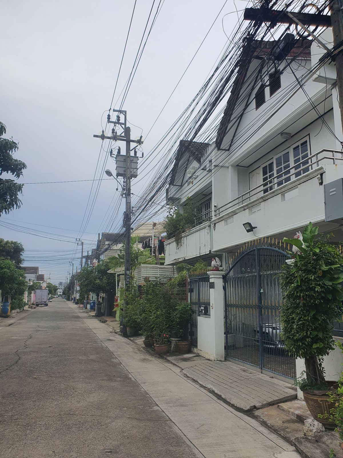 For RentOnnut, Udomsuk : Rent !! 2 -story twin house, Rangsiya Village, Sukhumvit 101, Soi Punnawithi 22, with only 35 square wah to BTS Punnawithi