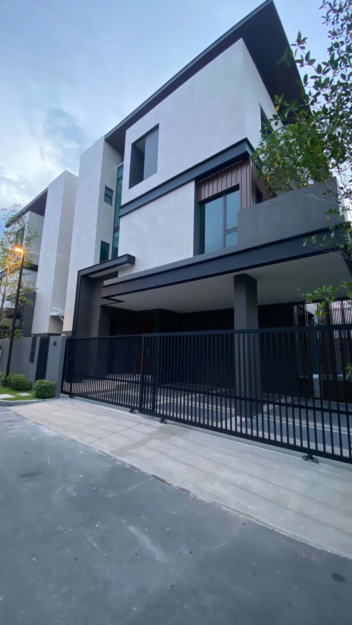 ให้เช่าบ้านเลียบทางด่วนรามอินทรา : TATAR-002  ให้เช่าคฤหาสน์หรู The Honor Yothinpattana (ดิ ออเนอร์ โยธินพัฒนา)  (FOR RENT)