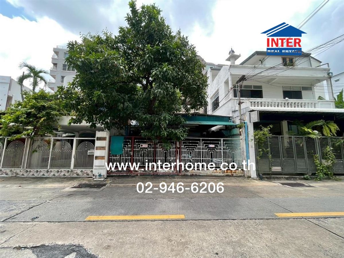 For SaleLandRatchathewi,Phayathai : Land + detached house 54 sq.w. Land for sale + detached house, Soi Phahonyothin 2, Intersection 5, near the Market Ari Victory Monument, Phahonyothin Road, Phaya Thai District, Bangkok