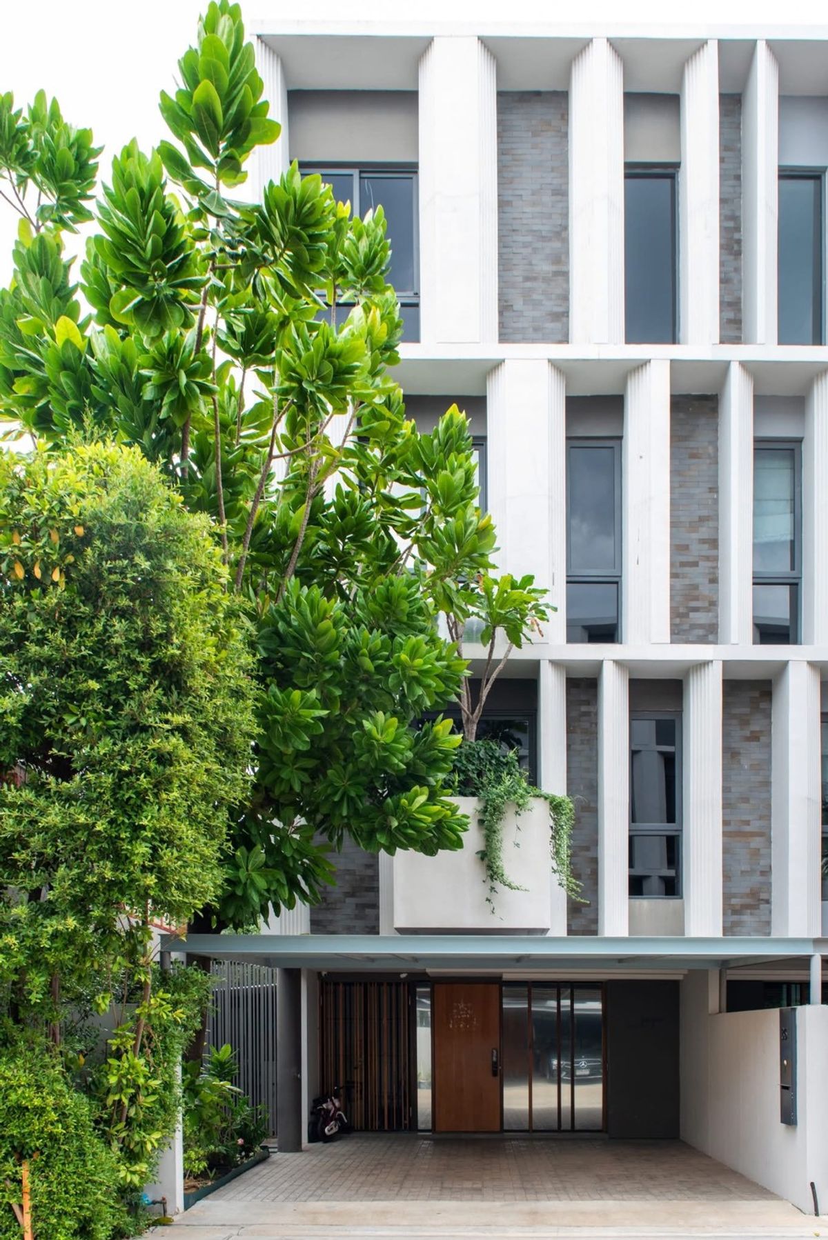 ให้เช่าทาวน์โฮมลาดพร้าว เซ็นทรัลลาดพร้าว : ♣ Pool Villa Townhome ♣ 3.5 ชั้น | ขนาดที่ดิน 40.00 ตร.ว. พื้นที่ใช้สอย 220.00 ตร.ม. | 3 ห้องนอน 4 ห้องน้ำ | ใกล้ เกษตร-นวมินทร์ เลียบด่วน