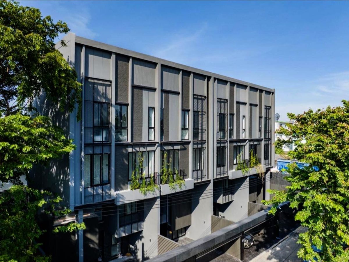 ให้เช่าทาวน์โฮมรัชดา ห้วยขวาง : 🏡 พร้อมเข้าอยู่ทันที TOWNHOME หรู 3.5 ชั้น ใกล้ MRT รัชดาภิเษก 110,000 นัดเลยเสาร์ทิตย์นี้ 
