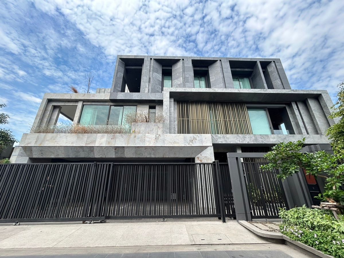 ขายบ้านเลียบทางด่วนรามอินทรา : บ้านเดี่ยว 3 ชั้น BUGAAN โยธินพัฒนา 3