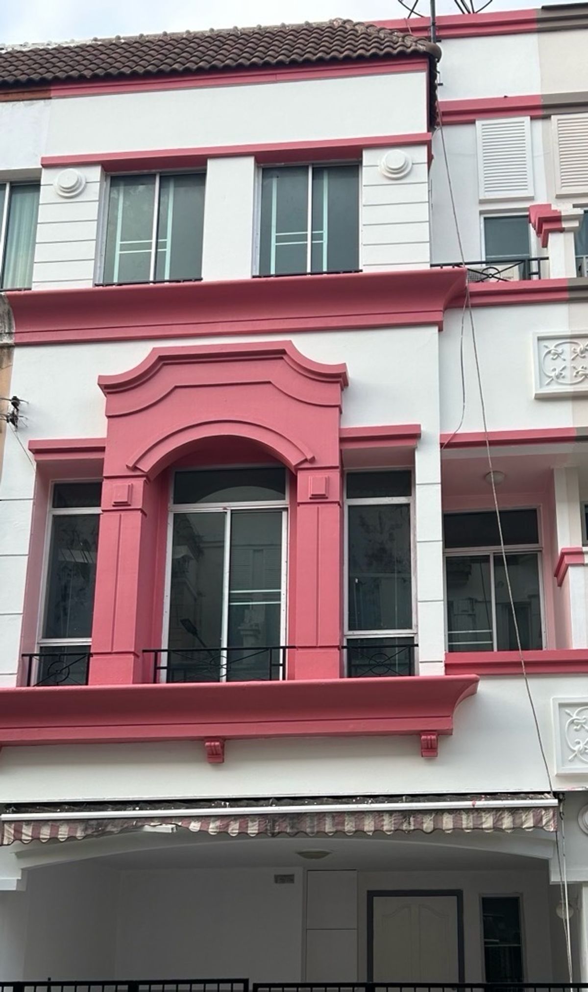 ให้เช่าทาวน์โฮมสมุทรปราการ สำโรง : 💥ForRent💥3Bed •  Baan Klang Muang British Town Srinakarin🏡 Near Skytrain ’Si La Salle’ 500 m ‼️ Ready to move in ‼️  Fully Furnished ✨