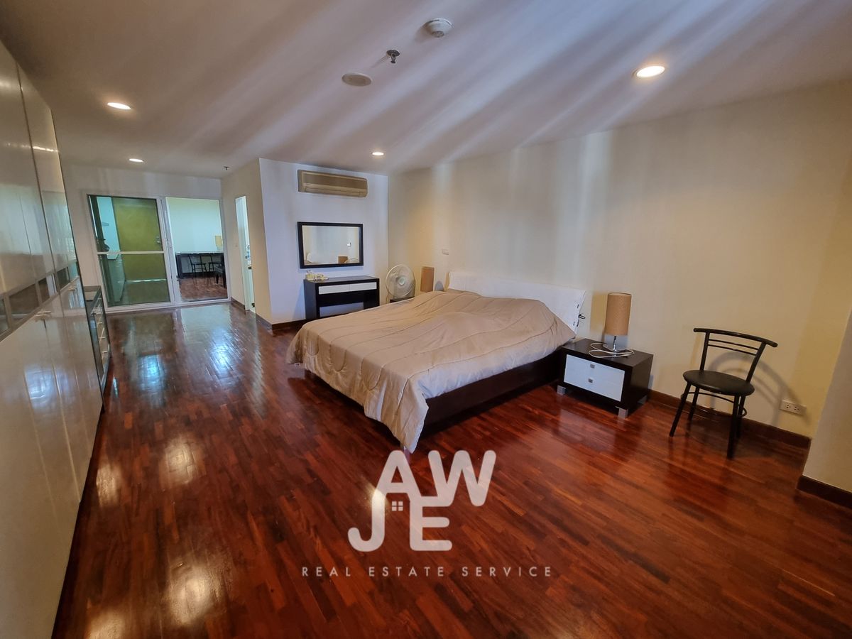 For SaleCondoSilom, Saladaeng, Bangrak : Condo for sale. State Tower Condominium. Beautiful room. Good view.
