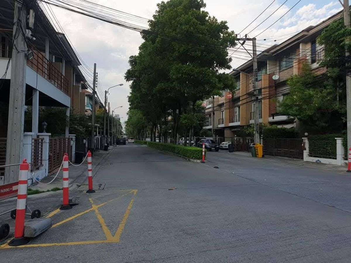 ให้เช่าทาวน์โฮมรามคำแหง หัวหมาก : ให้เช่าทาวน์โฮม3ชั้น โครงการPlus city park สวนหลวงร.9 แอร์เฟอร์นิเอจร์ครบ มี3ห้องนอน4ห้องน้ำ ราคาเช่าเดือนละ32,000บาท