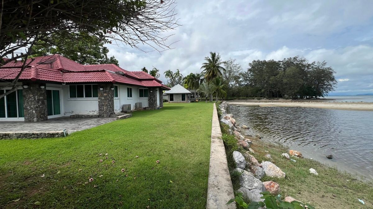 ขายบ้านระยอง : ขายบ้านเดี่ยวติดทะเล แกลง ระยอง เงียบสงบ บรรยากาศสุดฟิน พื้นที่ 197.8 ตร.ว.