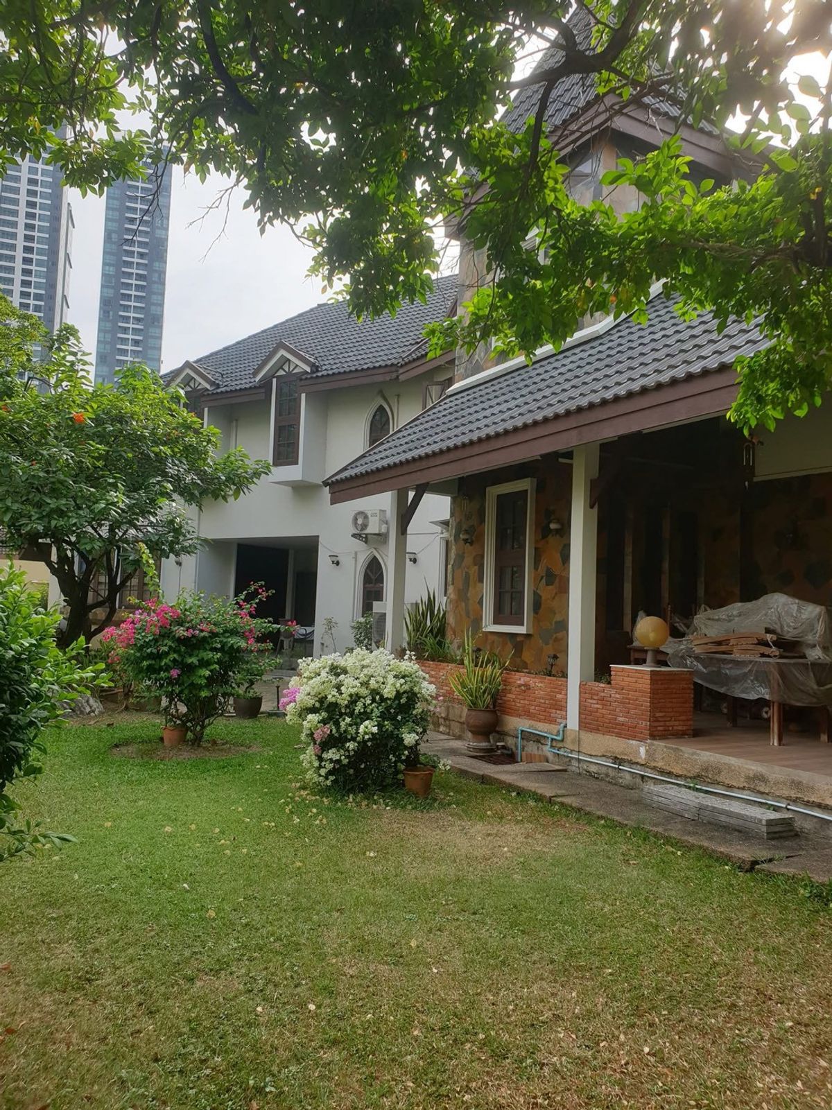 For SaleHouseSukhumvit, Asoke, Thonglor : ♦ Spacious Land and House ♦ 2 floors. Land size 378.00 sq.w. Usable area 800.00 sq.m. | 5 Bedrooms 5 Bathrooms 3 Parking