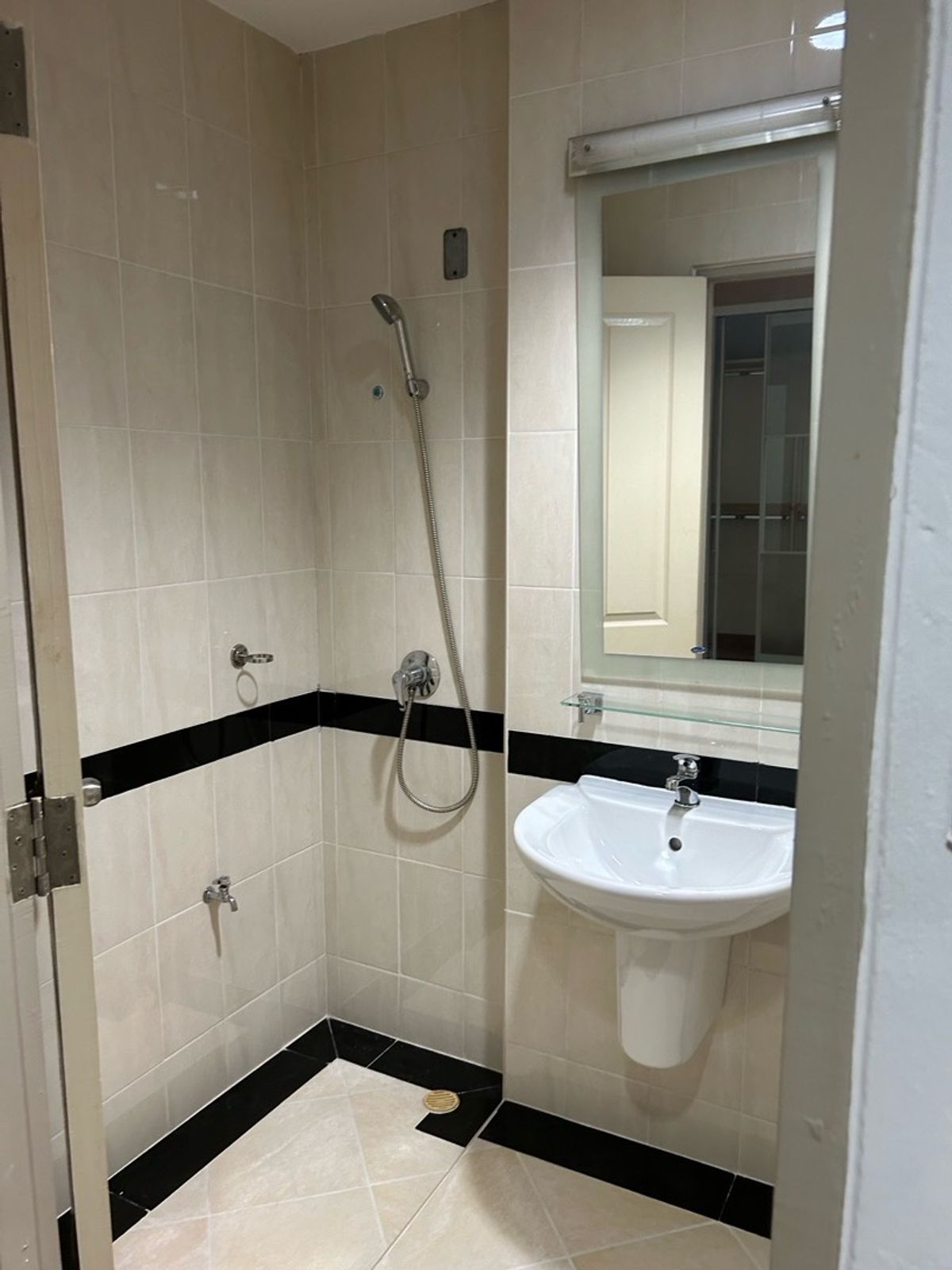 ให้เช่าทาวน์โฮมสมุทรปราการ สำโรง : 💥ForRent💥3Bed •  Baan Klang Muang British Town Srinakarin🏡 Near Skytrain ’Si La Salle’ 500 m ‼️ Ready to move in ‼️  Fully Furnished ✨