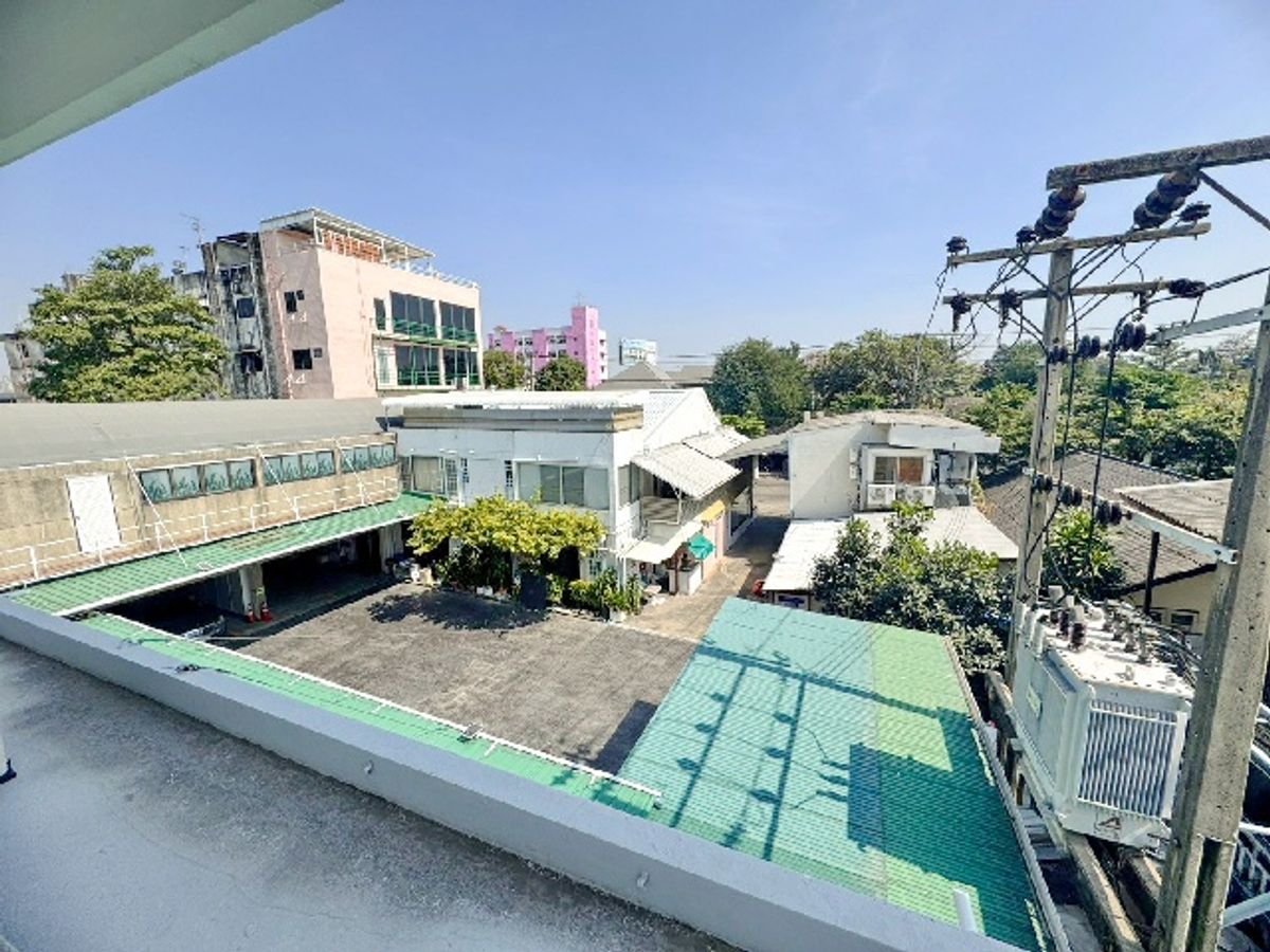 For RentShop HouseYothinpattana,CDC : Lat Phrao 67-73 Road, Central Ladprao 4.2 km. MRT Lat Phrao 3.5 km. Rent a 3rd floor commercial building 750 sq.m. 400 sq.w. 11 beds, 8 new air conditioners