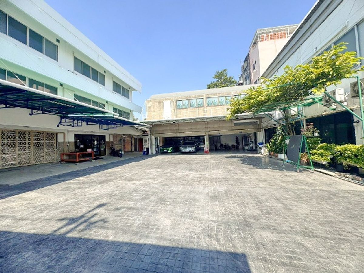 ให้เช่าอาคารพาณิชย์เลียบทางด่วนรามอินทรา : เซ็นทรัล ลาดพร้าว 4.2กม. MRT ลาดพร้าว 3.5กม.ให้เช่าอาคารพาณิชย์ 3 ชั้น 755 ตร.ม. 405ตร.วา.11 นอน 8น้ำ ติดแอร์ใหม่ ถ.ลาดพร้าว67-73