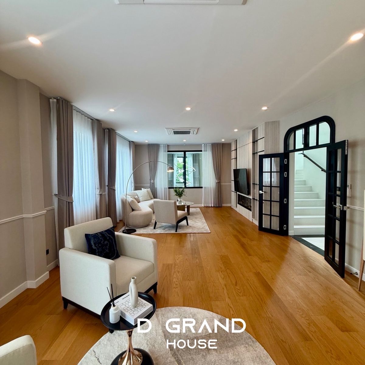 บ้านพัฒนาการ ศรีนครินทร์ : ขาย/ให้เช่า บ้านหรู CINQ ROYAL กรุงเทพกรีฑา บ้านใหม่เอี่ยม 100% พร้อมลิฟต์ เฟอร์นิเจอร์บิ้วอินครบ พร้อมเข้าอยู่ทันที