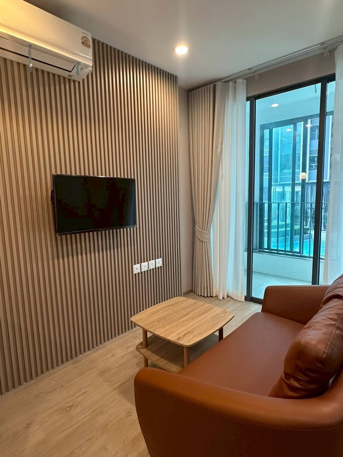คอนโดสยาม จุฬา สามย่าน : ด่วน ห้องทำใหม่ Ideo Q จุฬา สามย่าน 1bed 34sq.m. วิวสระ ให้เช่า 25K หรือ ขาย 6.5mb. นัดชมติดต่อ ทัธ 095 7615782 