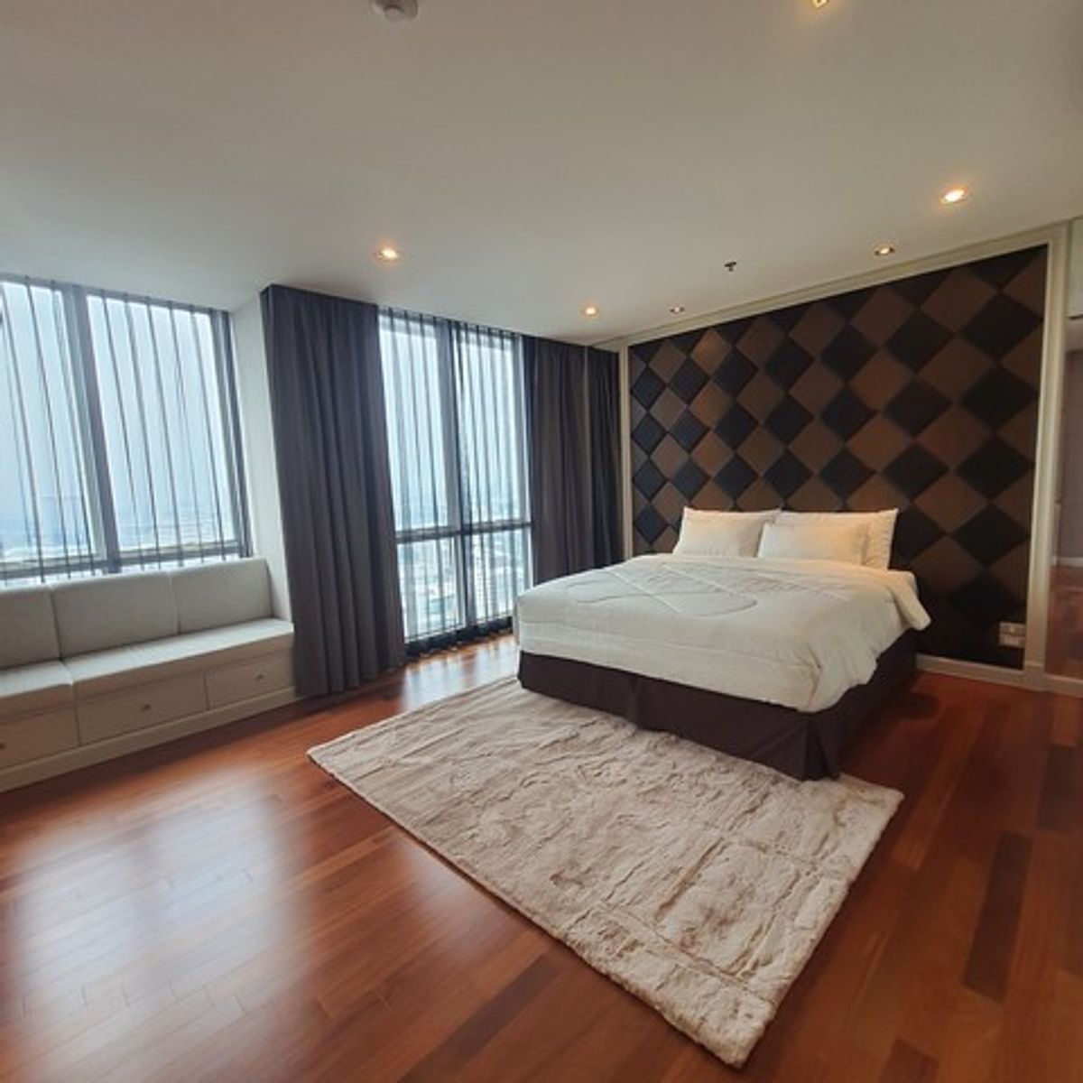 ให้เช่าคอนโดพัฒนาการ ศรีนครินทร์ : HR2500ห้องพักสุดหรู Penthouse Duplex 2 ชั้น ที่ The Four Wings Residence Srinakarin