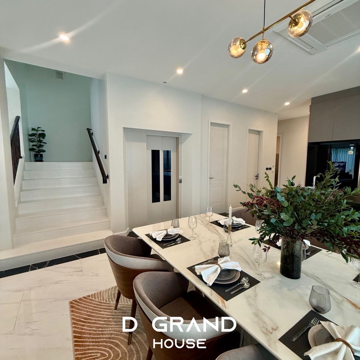 บ้านพัฒนาการ ศรีนครินทร์ : ขาย/ให้เช่า บ้านหรู CINQ ROYAL กรุงเทพกรีฑา บ้านใหม่เอี่ยม 100% พร้อมลิฟต์ เฟอร์นิเจอร์บิ้วอินครบ พร้อมเข้าอยู่ทันที