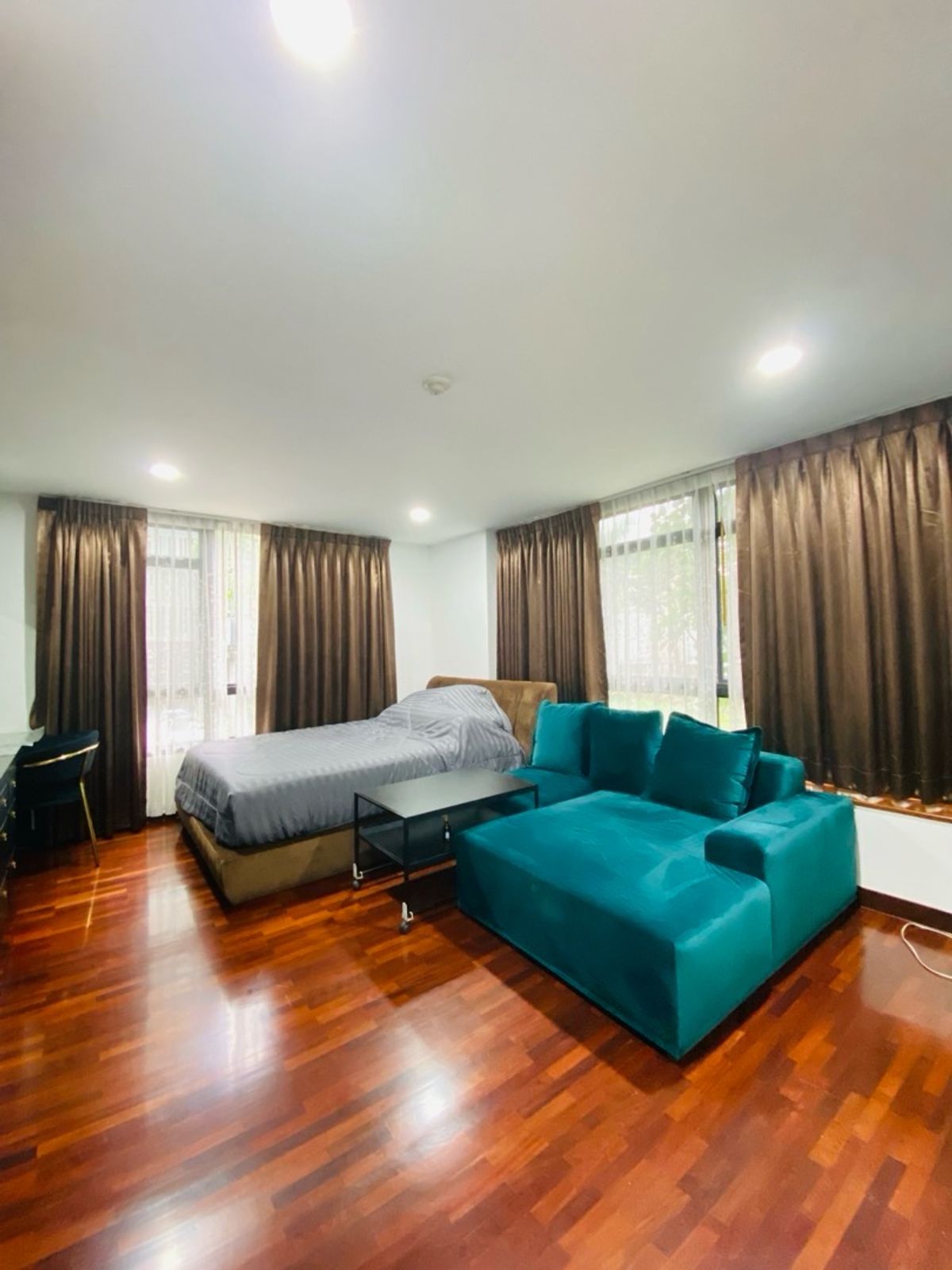 For SaleCondoSukhumvit, Asoke, Thonglor : Condo for sale in the heart of Thonglor - Baan Chan Condominium, wide corner room with a balcony, a private view in the center of the city, the best lifestyle area in Bangkok.