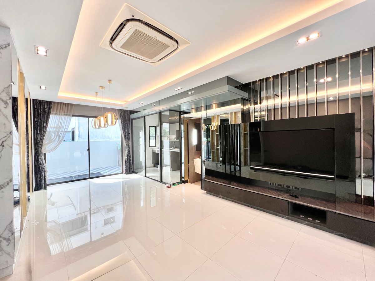 ให้เช่าโฮมออฟฟิศเกษตร นวมินทร์ ลาดปลาเค้า : ให้เช่า Townhome 3 ชั้น Landmark เอกมัย-อินทรา ถนนสุคนธสวัสดิ์ เลียบด่วนรามอินทรา ตกแต่งสวยงาม เดินทางสะดวก