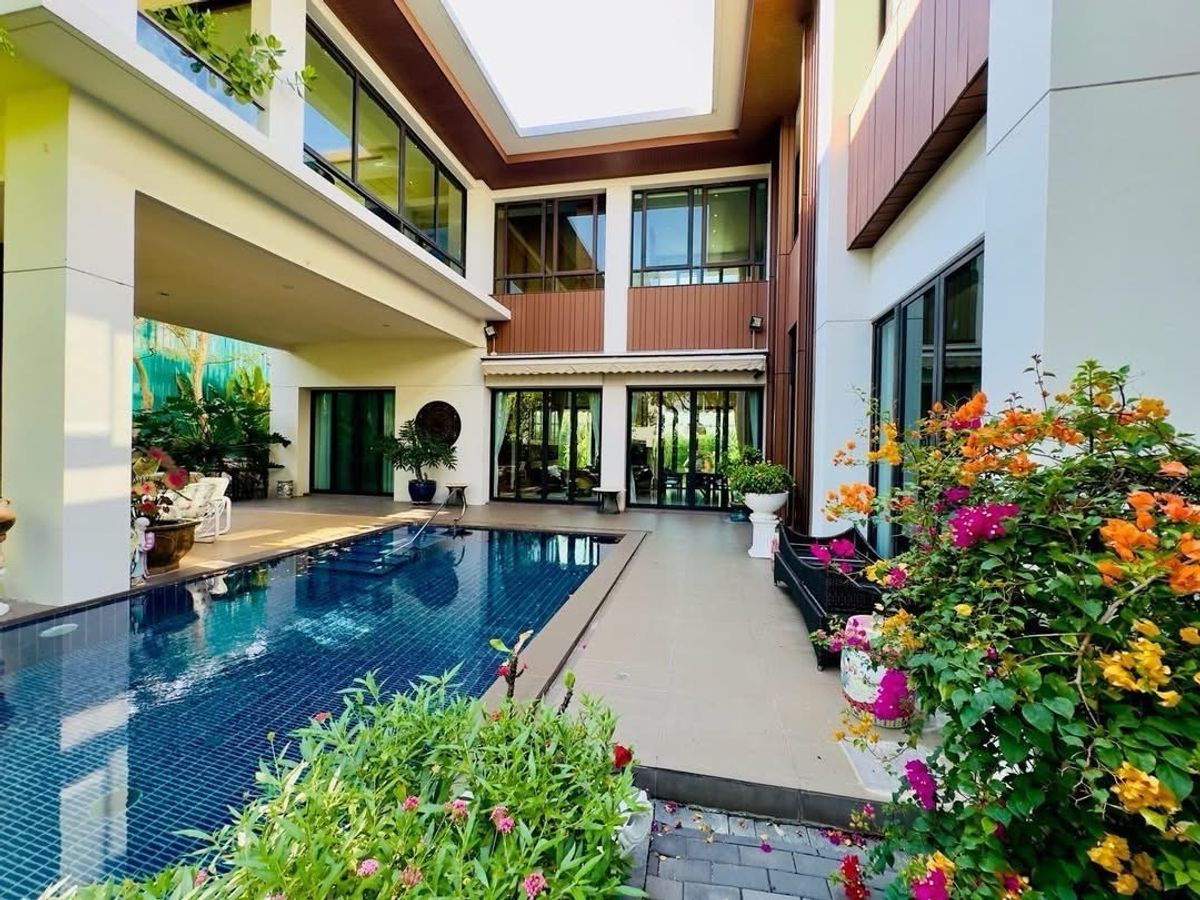 For SaleHouseSeri Thai, Ramkhamhaeng Nida : Selling a 2 -story luxury house with a private pool 📍 Nawathani Village, Serithai Road 59 💚 surrounded by large trees and over 400 rai of green areas of the Golf Course - Good weather all year round, shady, peaceful, private.
