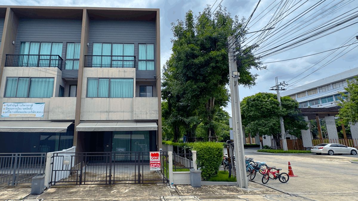 ขายทาวน์โฮมเสรีไทย-นิด้า : ขายถูกที่สุดในโครงการ! หลังมุม ติด Club House สภาพใหม่มากพร้อมเข้าอยู่