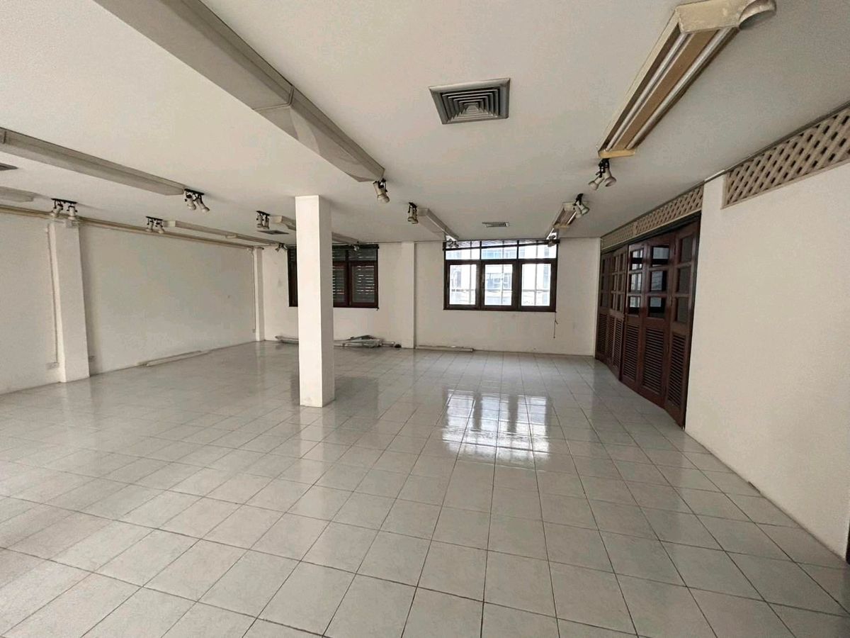 For RentShop HouseWongwianyai, Charoennakor : 3 -storey commercial building, 6 floors, good location, near Icon Siam, near BTS, Thonburi 450 meters