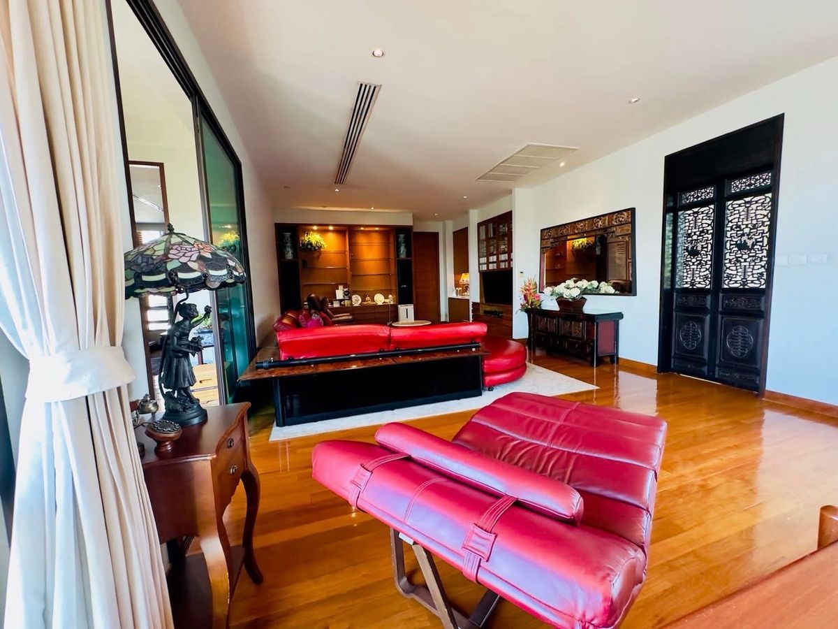 For SaleHouseSeri Thai, Ramkhamhaeng Nida : Selling a 2 -story luxury house with a private pool 📍 Nawathani Village, Serithai Road 59 💚 surrounded by large trees and over 400 rai of green areas of the Golf Course - Good weather all year round, shady, peaceful, private.