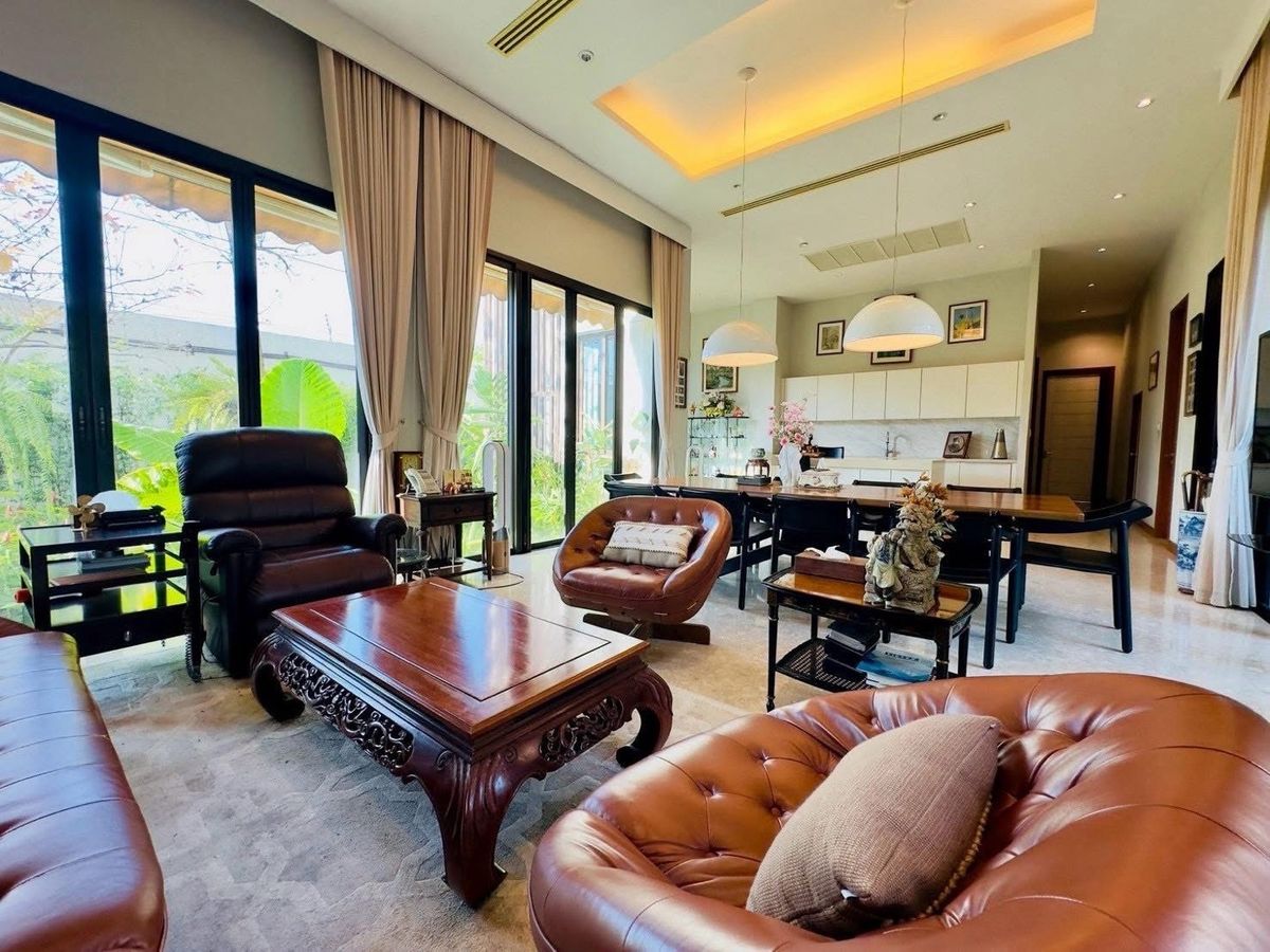 For SaleHouseSeri Thai, Ramkhamhaeng Nida : Selling a 2 -story luxury house with a private pool 📍 Nawathani Village, Serithai Road 59 💚 surrounded by large trees and over 400 rai of green areas of the Golf Course - Good weather all year round, shady, peaceful, private.