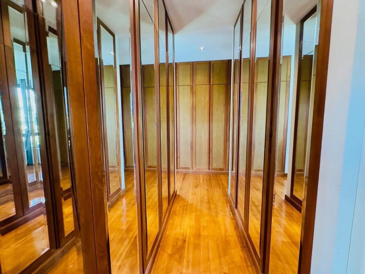 For SaleHouseSeri Thai, Ramkhamhaeng Nida : Selling a 2 -story luxury house with a private pool 📍 Nawathani Village, Serithai Road 59 💚 surrounded by large trees and over 400 rai of green areas of the Golf Course - Good weather all year round, shady, peaceful, private.