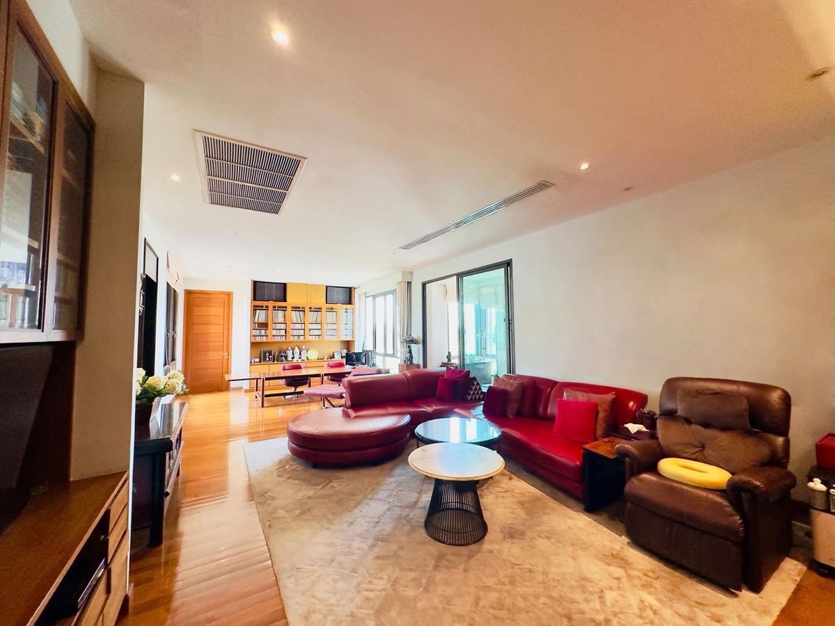 For SaleHouseSeri Thai, Ramkhamhaeng Nida : Selling a 2 -story luxury house with a private pool 📍 Nawathani Village, Serithai Road 59 💚 surrounded by large trees and over 400 rai of green areas of the Golf Course - Good weather all year round, shady, peaceful, private.