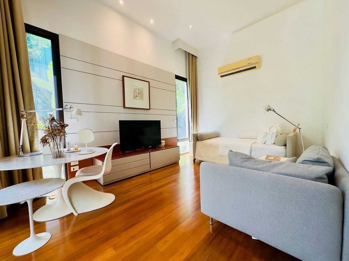 For SaleHouseSeri Thai, Ramkhamhaeng Nida : Selling a 2 -story luxury house with a private pool 📍 Nawathani Village, Serithai Road 59 💚 surrounded by large trees and over 400 rai of green areas of the Golf Course - Good weather all year round, shady, peaceful, private.