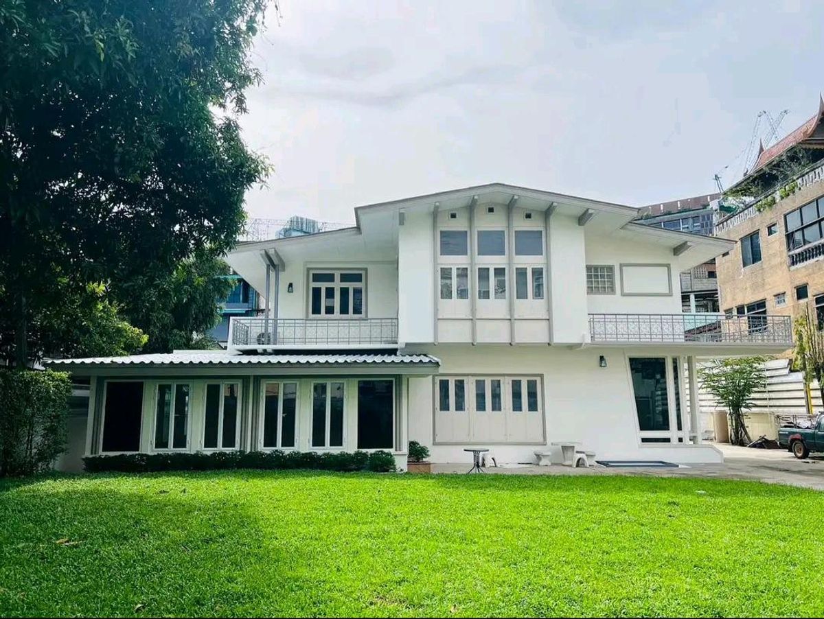 For RentHouseSukhumvit, Asoke, Thonglor : 📣🏡 Rent a home to trade urgently Golden Location Millionaire in the heart of Sukhumvit ✨️💸