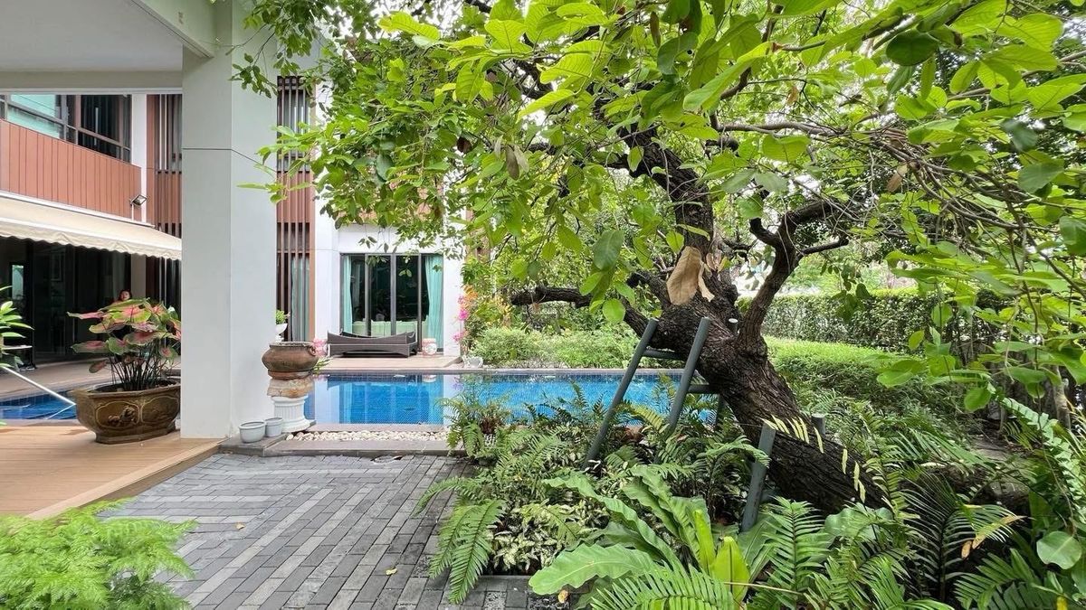 For SaleHouseSeri Thai, Ramkhamhaeng Nida : Selling a 2 -story luxury house with a private pool 📍 Nawathani Village, Serithai Road 59 💚 surrounded by large trees and over 400 rai of green areas of the Golf Course - Good weather all year round, shady, peaceful, private.