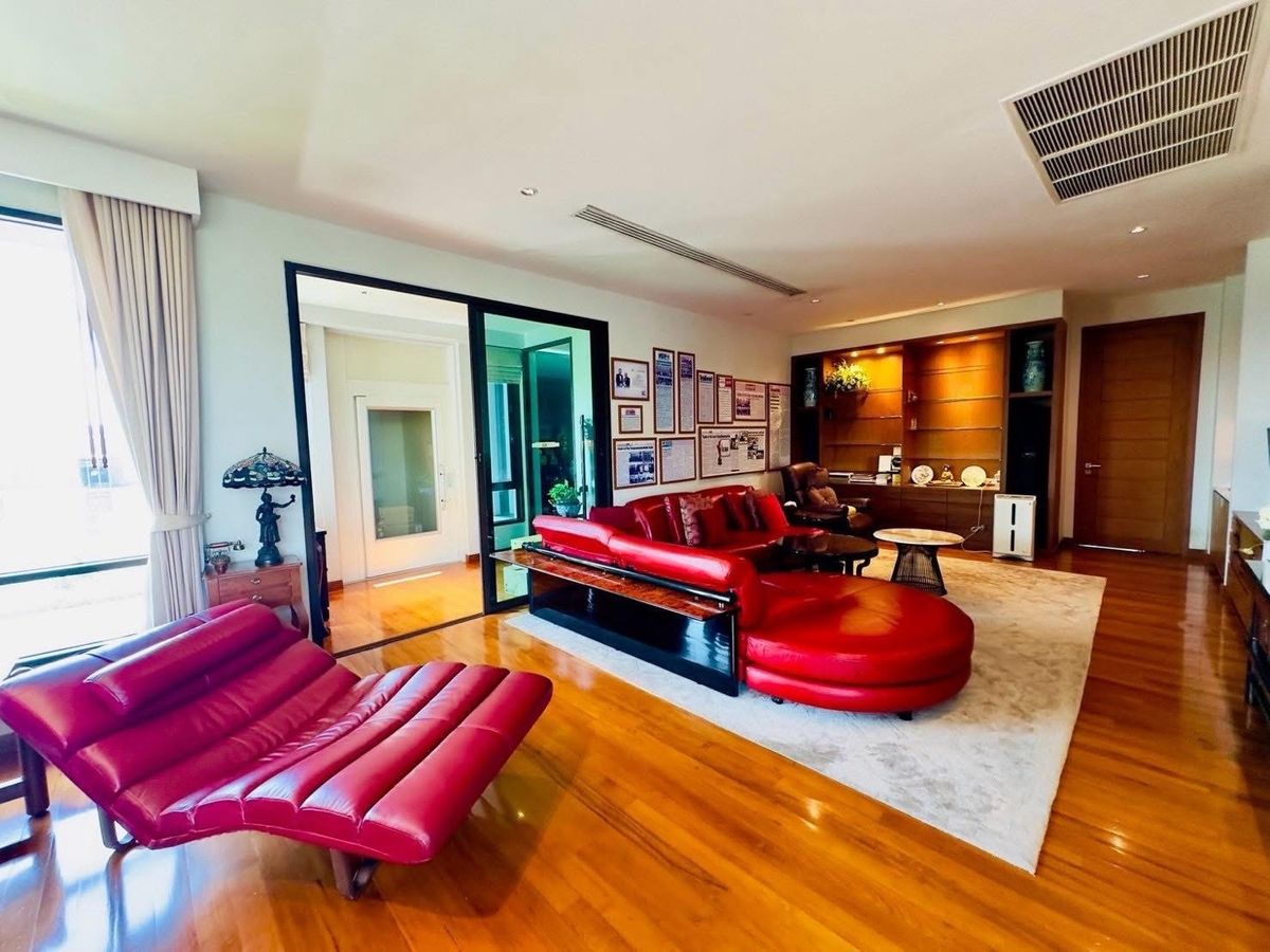 For SaleHouseSeri Thai, Ramkhamhaeng Nida : Selling a 2 -story luxury house with a private pool 📍 Nawathani Village, Serithai Road 59 💚 surrounded by large trees and over 400 rai of green areas of the Golf Course - Good weather all year round, shady, peaceful, private.