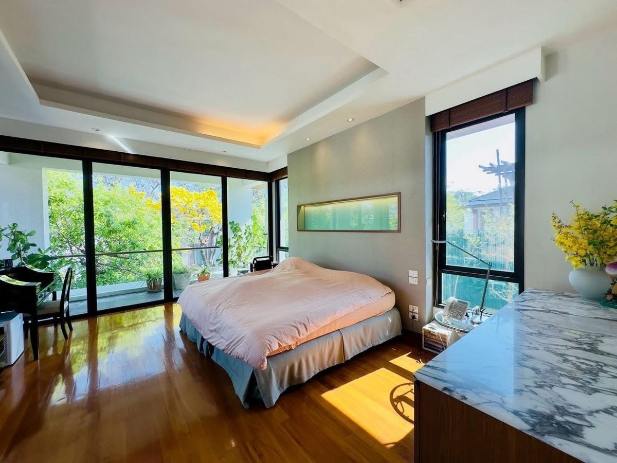 For SaleHouseSeri Thai, Ramkhamhaeng Nida : Selling a 2 -story luxury house with a private pool 📍 Nawathani Village, Serithai Road 59 💚 surrounded by large trees and over 400 rai of green areas of the Golf Course - Good weather all year round, shady, peaceful, private.