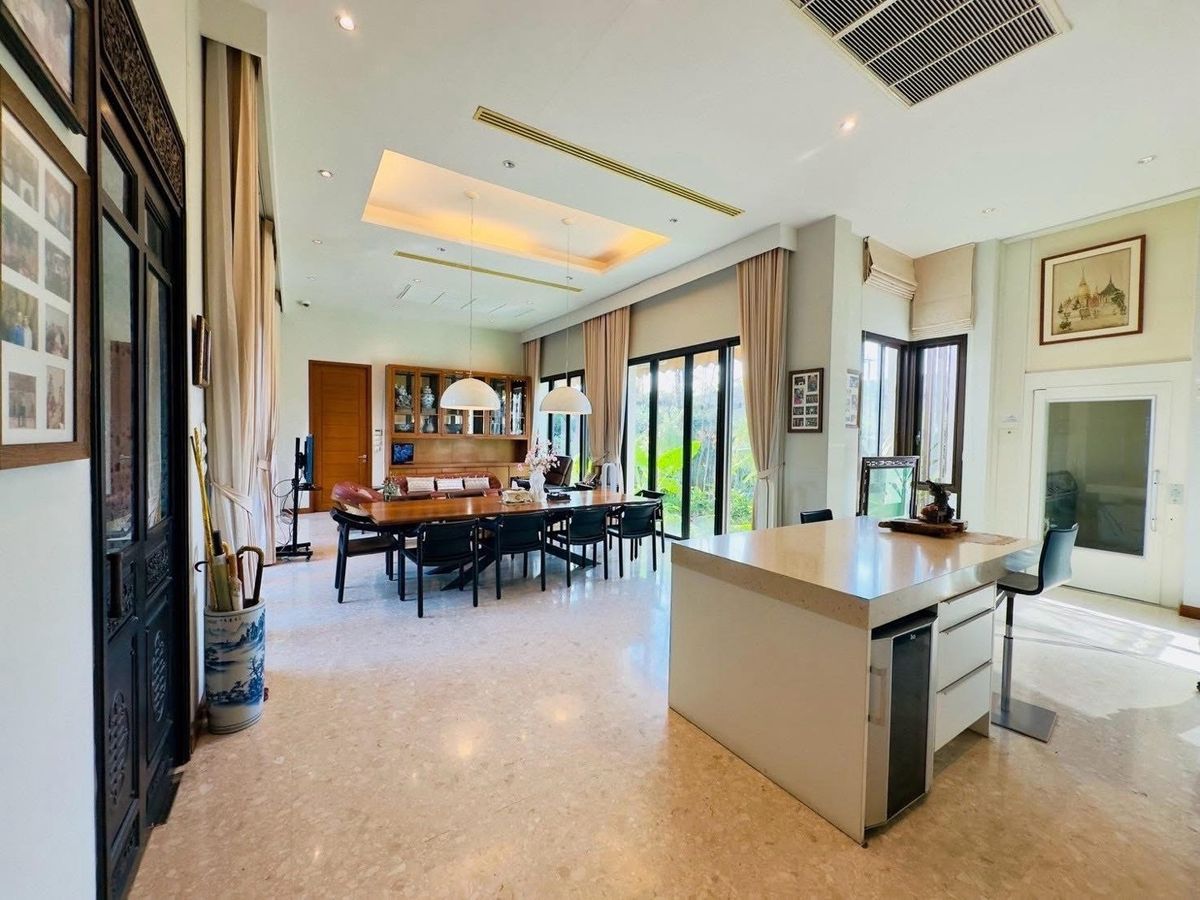 For SaleHouseSeri Thai, Ramkhamhaeng Nida : Selling a 2 -story luxury house with a private pool 📍 Nawathani Village, Serithai Road 59 💚 surrounded by large trees and over 400 rai of green areas of the Golf Course - Good weather all year round, shady, peaceful, private.