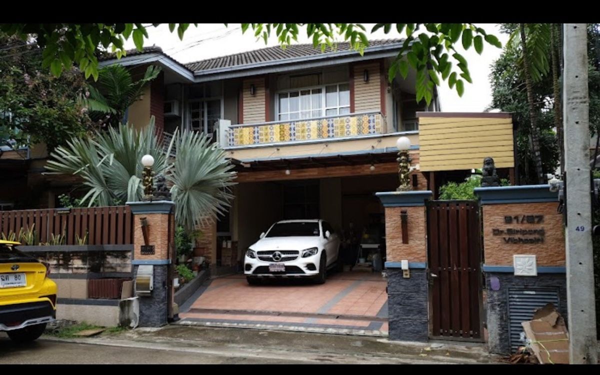 ขายบ้านปทุมธานี รังสิต ธรรมศาสตร์ : ขาย บ้านเดี่ยว 2 ชั้น 2 หลัง รวม 100 ตรว. หลังใหญ่ที่สุดในหมู่บ้านโฮมเพลสรังสิต  ติดสถานีรถไฟฟ้าสายสีแดง เดินได้ไม่ถึง 5 นาที   ตรงข้ามบริษัทเวิร์คพอยท์สตูดิโอ ทำเลดี