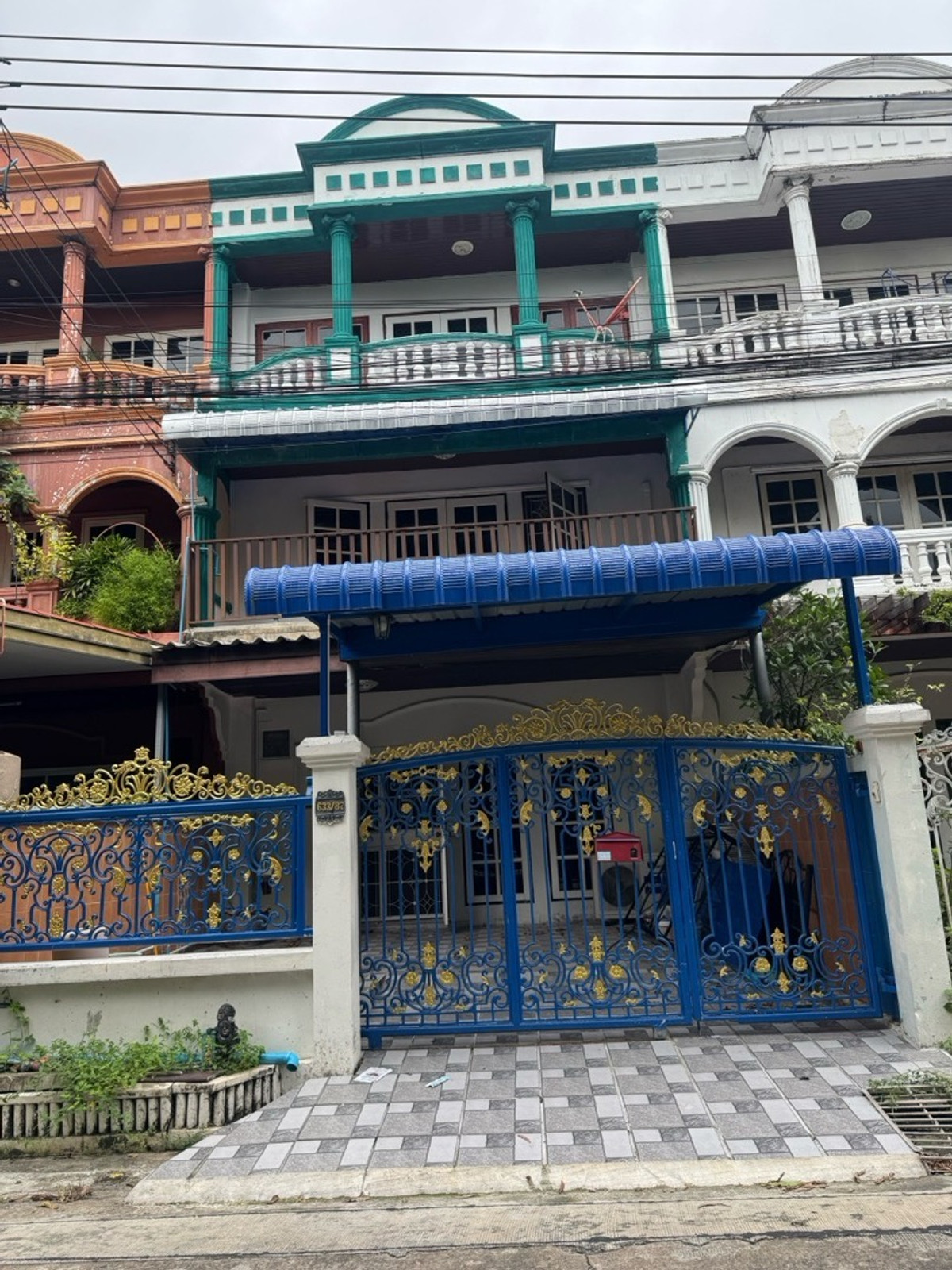 For RentHouseLadprao101, Happy Land, The Mall Bang Kapi : Crazy, single house, 85 meters, 3 bedrooms, 2 bathrooms, four car parks, suitable for home offices or near the Mall Bangkapi.