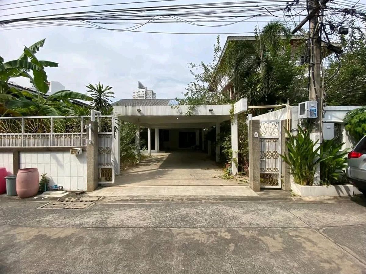 ขายบ้านสะพานควาย จตุจักร : ขายด่วน บ้านเดี่ยวหลังใหญ่ ทำเลดี อินทามระ 37 แขวงรัชดา  เขตกรุงเทพ 