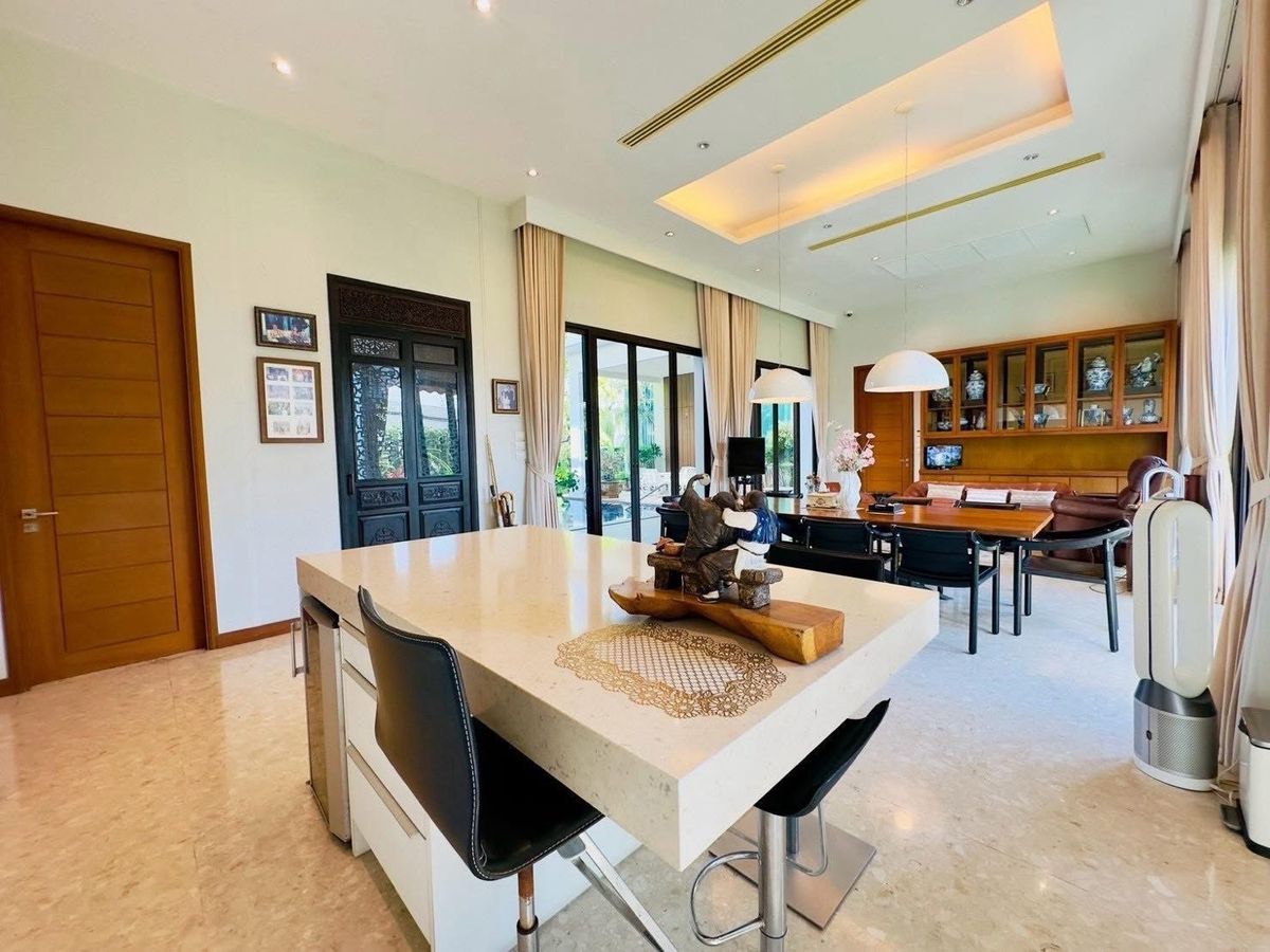 For SaleHouseSeri Thai, Ramkhamhaeng Nida : Selling a 2 -story luxury house with a private pool 📍 Nawathani Village, Serithai Road 59 💚 surrounded by large trees and over 400 rai of green areas of the Golf Course - Good weather all year round, shady, peaceful, private.