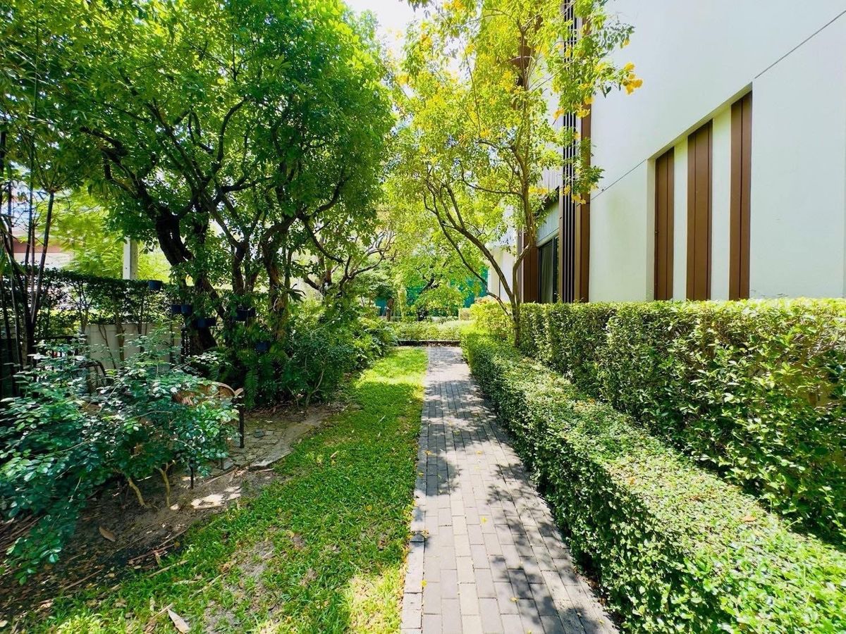 For SaleHouseSeri Thai, Ramkhamhaeng Nida : Selling a 2 -story luxury house with a private pool 📍 Nawathani Village, Serithai Road 59 💚 surrounded by large trees and over 400 rai of green areas of the Golf Course - Good weather all year round, shady, peaceful, private.