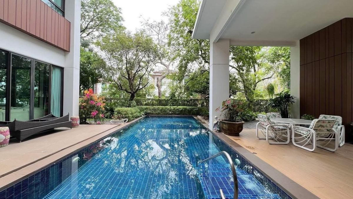 For SaleHouseSeri Thai, Ramkhamhaeng Nida : Selling a 2 -story luxury house with a private pool 📍 Nawathani Village, Serithai Road 59 💚 surrounded by large trees and over 400 rai of green areas of the Golf Course - Good weather all year round, shady, peaceful, private.