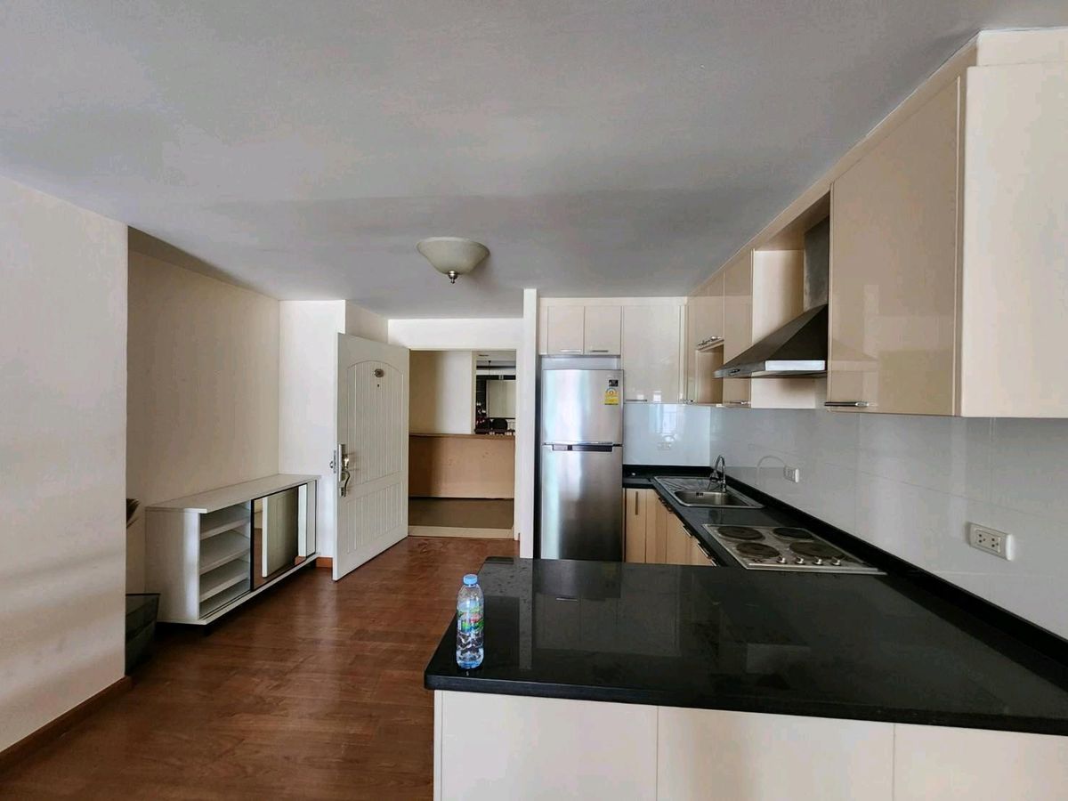 For SaleCondoSapankwai,Jatujak : For Sale: Baxtor CondominiumCorner unit Low-rise building (8 floors) | Near BTS Saphan Khwai